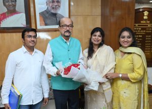 101025